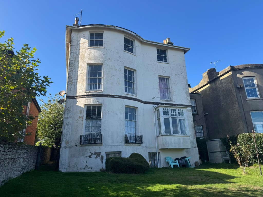 Lot: 133 - FREEHOLD BUILDING ARRANGED AS THREE FLATS PLUS BASEMENT - Rear view of the building from the garden